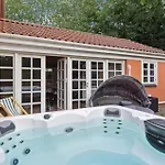 Amazing In With Jacuzzi Semesterbostad Græsted